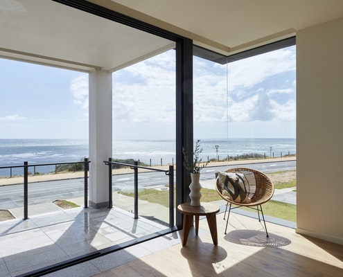 Beach House Maximises the Views Despite a Narrow Frontage