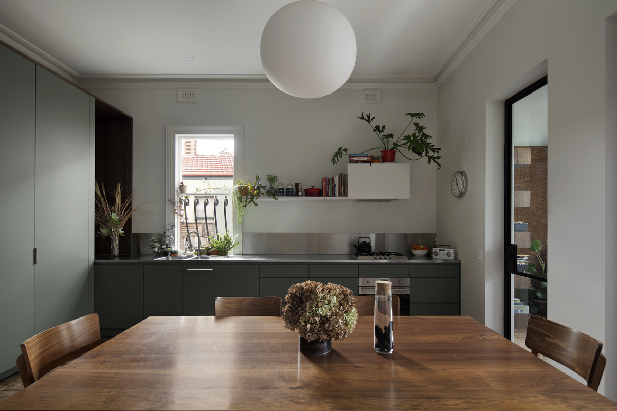 A Minimal Renovation Maximises the Connection to the Outdoors