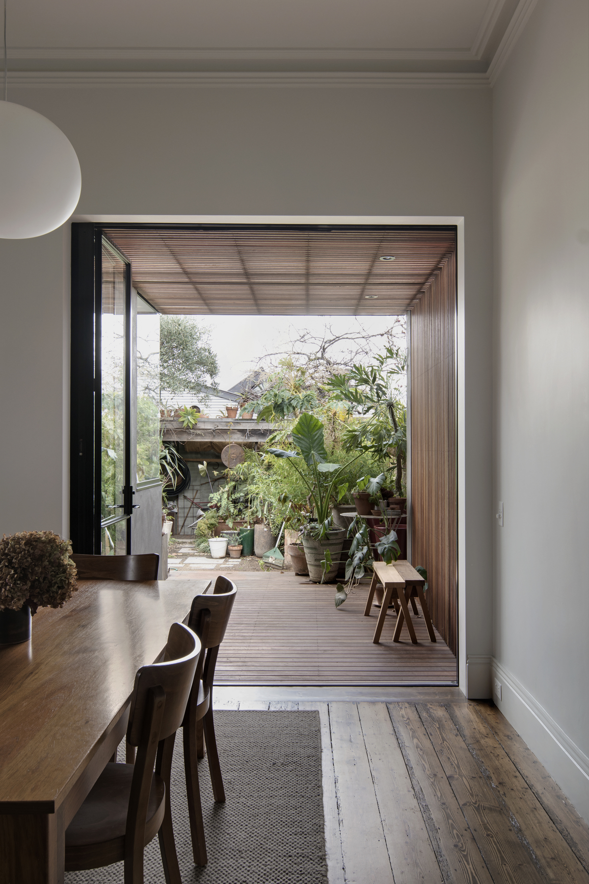 A Minimal Renovation Maximises the Connection to the Outdoors