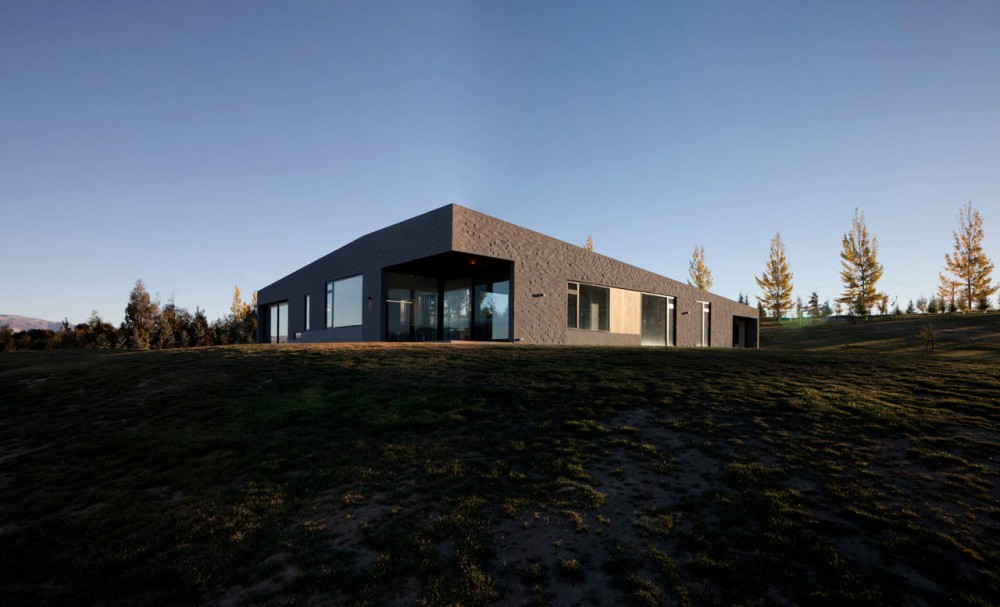 Lake Hawea Courtyard House by Glamuzina Paterson Architects (via Lunchbox Architect)