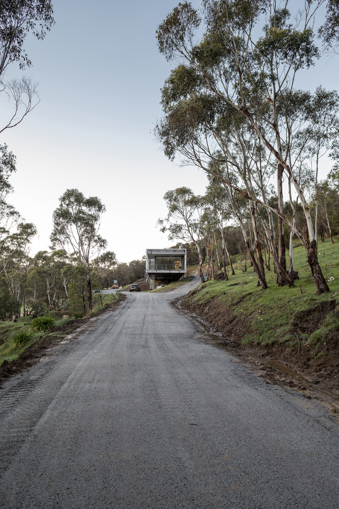 A Home On a Challenging Site is Designed to Resist Bushfire