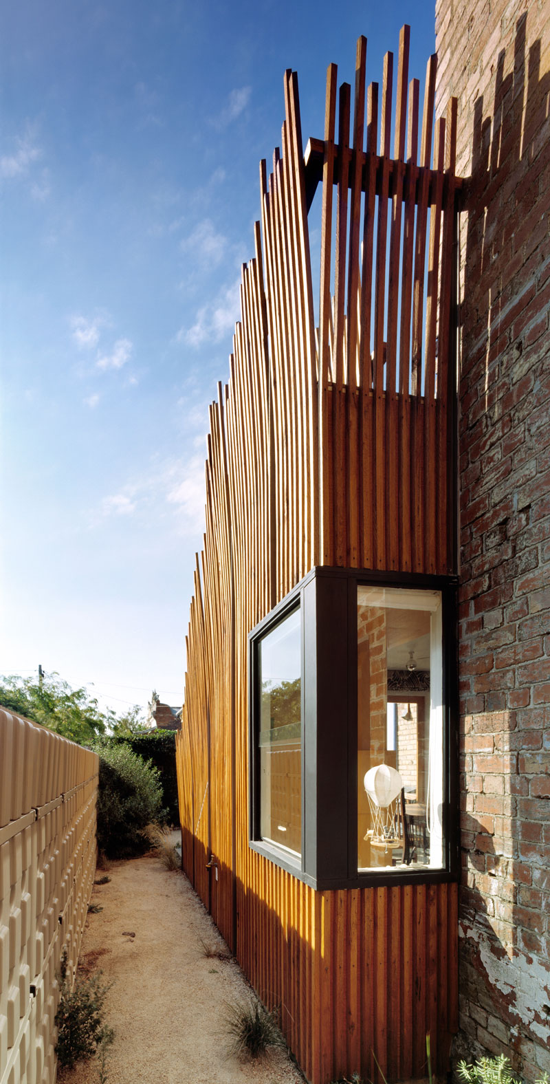 this-house-overcomes-the-sticky-issue-of-building-over-the-backyard